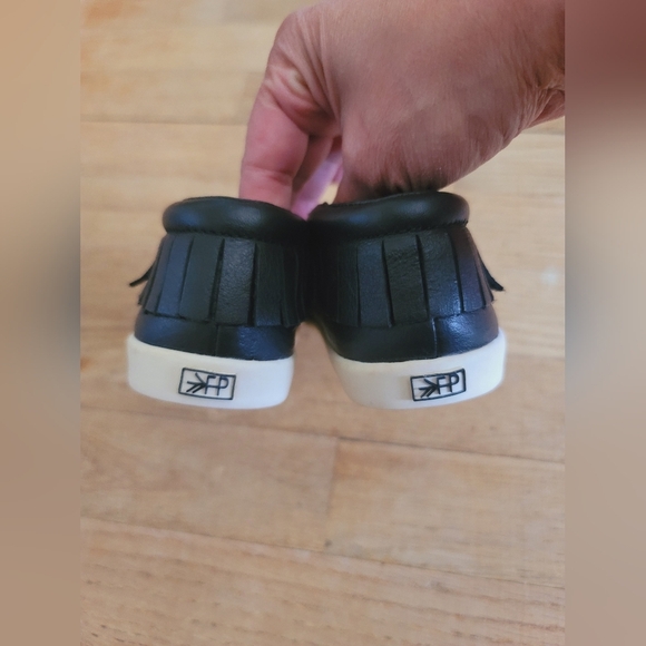 Freshly Picked Ebony Hard Sole Moccasins/Tennis Shoe,‎ Size 8 (Toddler) - Picture 5 of 9